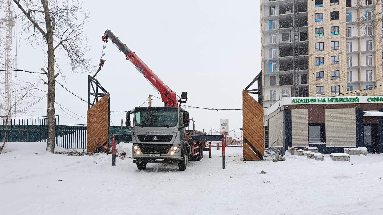 Приступили к монтажу въездной группы в ЖК Акация